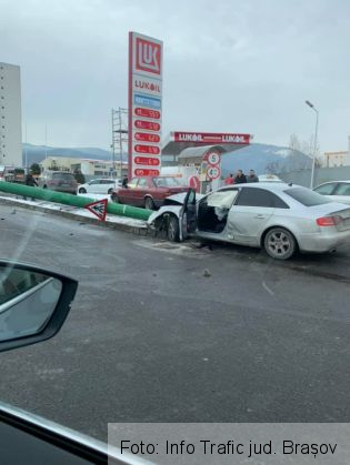 BRAȘOV. ULTIMA ORĂ. Stâlp dărâmat într-un accident, lângă McDonald’s! (FOTO) 2 accident mc 2_276610.jpg