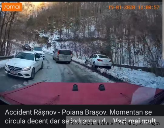 BRAȘOV. Accident între patru autoturisme, la ieșire din Poiană (FOTO) 4 20200119_115716_277178.jpg