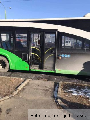 BRAȘOV. Accident între un autoturism și un autobuz RATBV, la Camera de Comerț (FOTO) 3 FB_IMG_1579104463753_277072.jpg