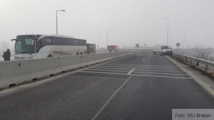 BRAȘOV. Autocar plin cu pasageri, implicat într-un incident, la ieșire din oraș (Update FOTO) 2 IMG-20200104-WA0001_276712.jpg