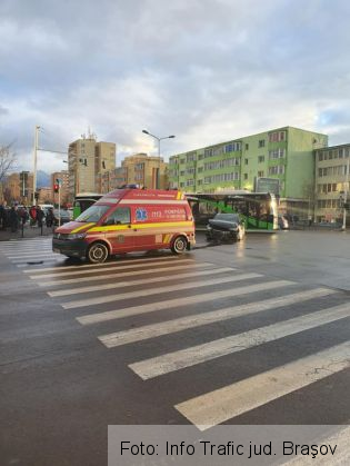 BRAŞOV. Echipaj SMURD implicat într-un accident, pe Calea Bucureşti (FOTO) 3 accident smurd_277599.jpg