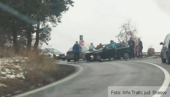 BRAȘOV. Încă un accident la coborâre din Poiană! Trafic BLOCAT (FOTO) 3 accidentdrumulpoienii_6.jpg