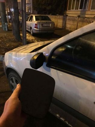 BRAȘOV. „Vandali în serie” pe străzi, noaptea 2 masina-v1_277241.jpg