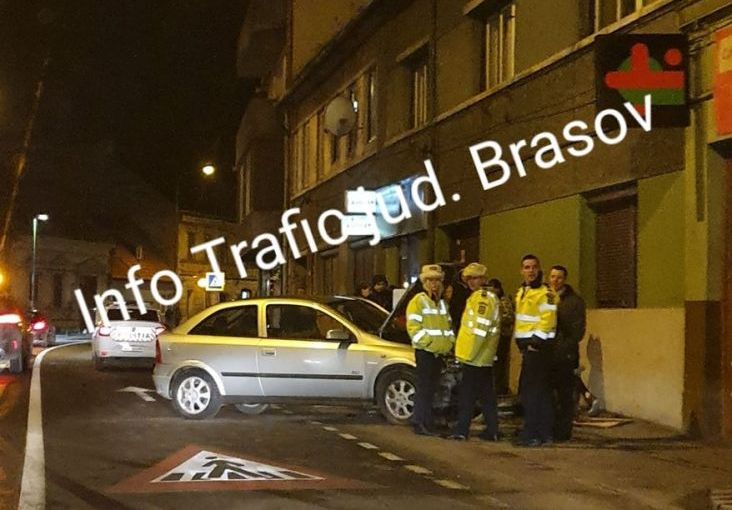 BRAŞOV. ULTIMA ORĂ. Autoturism răsturnat pe trotuar, pe strada Iuliu Maniu! (FOTO) 2 accidentiuliumaniu_4.jpg