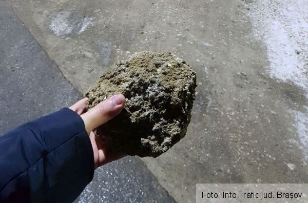 BRAŞOV. Aşa arată materialul antiderapant împrăştiat pe o şosea din judeţ! (FOTO 1 şi 2) 2 antiderapant2.jpg