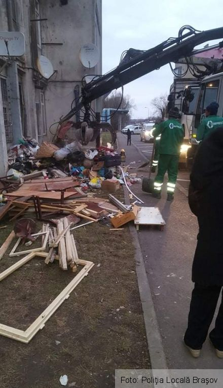 BRAŞOV. „Munte” de gunoi în faţa unui bloc din oraş!!! (FOTO) 2 gunoi2_3.jpg