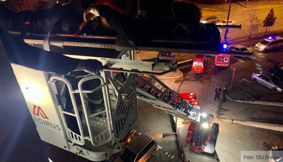 BRAȘOV. ULTIMA ORĂ. Bărbat căzut de la înălțime, în Centrul Civic! (Galerie FOTO) 2 img-20200301-wa0013.jpg