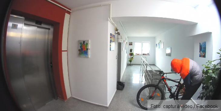 BRAȘOV. Filmați în timp ce încercau să fure o bicicletă / Trei suspecți reținuți (vezi IMAGINI) 3 bicicleta 2_280544.png