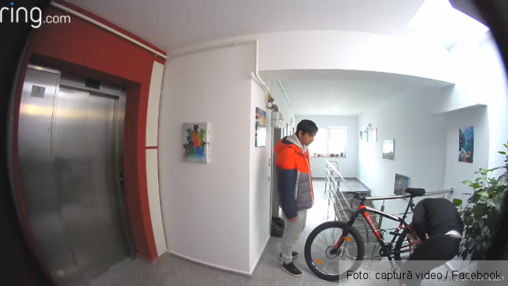 BRAȘOV. Filmați în timp ce încercau să fure o bicicletă / Trei suspecți reținuți (vezi IMAGINI) 4 bicicleta 4_280546.png