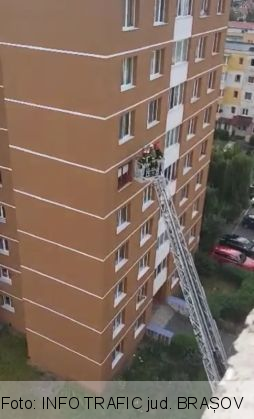 BRAȘOV. ULTIMA ORĂ. Intervenție de urgență în cartierul Noua! Update: Femeie de 44 de ani, găsită decedată (FOTO) 3 20200801_095851_282222.jpg