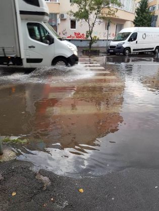 strazi-inundate (2)_282740.jpeg