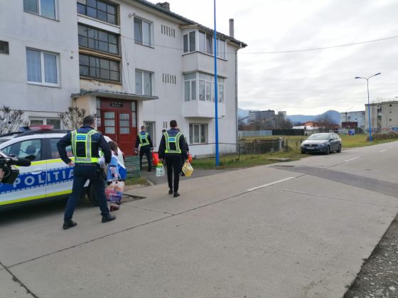 BRAȘOV. Polițiștii de la Transporturi au adus atmosfera sărbătorilor în casele unor familii nevoiașe (Galerie FOTO) 8 WhatsApp Image 2020-12-22 at 15.59.24 (1)_285252.jpeg