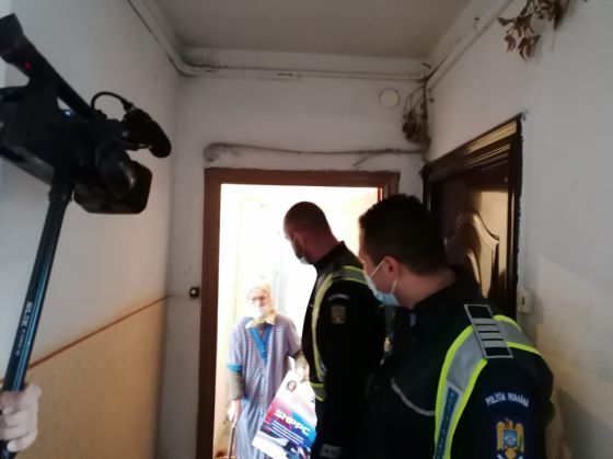 BRAȘOV. Polițiștii de la Transporturi au adus atmosfera sărbătorilor în casele unor familii nevoiașe (Galerie FOTO) 5 WhatsApp Image 2020-12-22 at 15.59.24_285249.jpeg