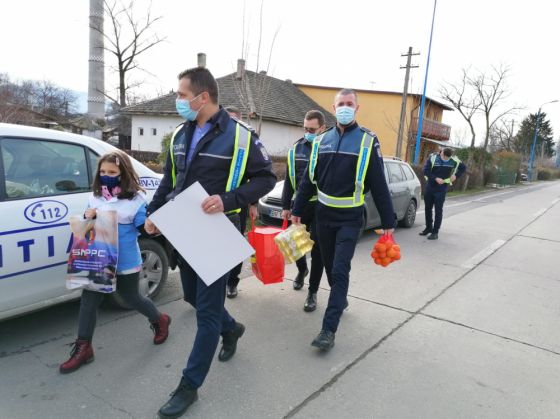 BRAȘOV. Polițiștii de la Transporturi au adus atmosfera sărbătorilor în casele unor familii nevoiașe (Galerie FOTO) 7 WhatsApp Image 2020-12-22 at 15.59.26 (1)_285251.jpeg