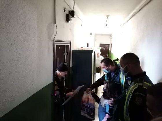 BRAȘOV. Polițiștii de la Transporturi au adus atmosfera sărbătorilor în casele unor familii nevoiașe (Galerie FOTO) 3 WhatsApp Image 2020-12-22 at 15.59.26_285248.jpeg