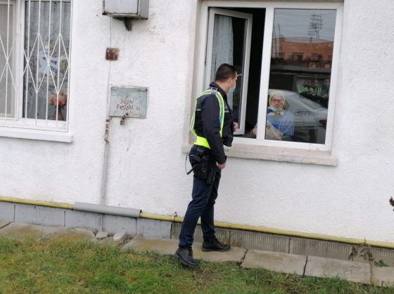 BRAȘOV. Polițiștii de la Transporturi au adus atmosfera sărbătorilor în casele unor familii nevoiașe (Galerie FOTO) 6 WhatsApp Image 2020-12-22 at 15.59.30_285253.jpeg