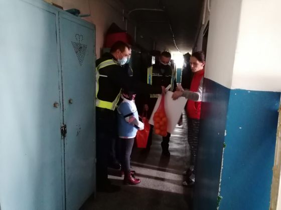 BRAȘOV. Polițiștii de la Transporturi au adus atmosfera sărbătorilor în casele unor familii nevoiașe (Galerie FOTO) 4 WhatsApp Image 2020-12-22 at 15.59.31 (1)_285254.jpeg