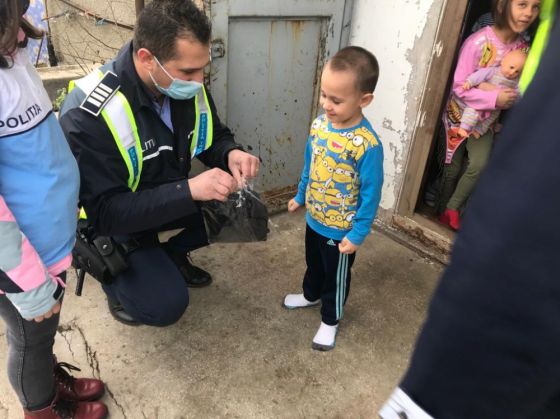 BRAȘOV. Polițiștii de la Transporturi au adus atmosfera sărbătorilor în casele unor familii nevoiașe (Galerie FOTO) 2 WhatsApp Image 2020-12-22 at 15.59.31_285255.jpeg