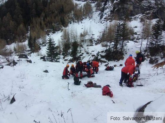 Update. Trupurile turiștilor morți în Masivul Bucegi, coborâte de salvamontiști (Galerie FOTO) 2 FB_IMG_1609678761985_285483.jpg