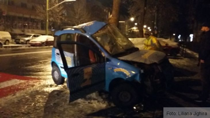 Update BRAȘOV. Mașină de livrare „încolăcită” pe un copac. Starea șoferului (FOTO) 4 masina (2)_286758.jpg