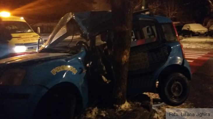 Update BRAȘOV. Mașină de livrare „încolăcită” pe un copac. Starea șoferului (FOTO) 3 masina (4)_286760.jpg