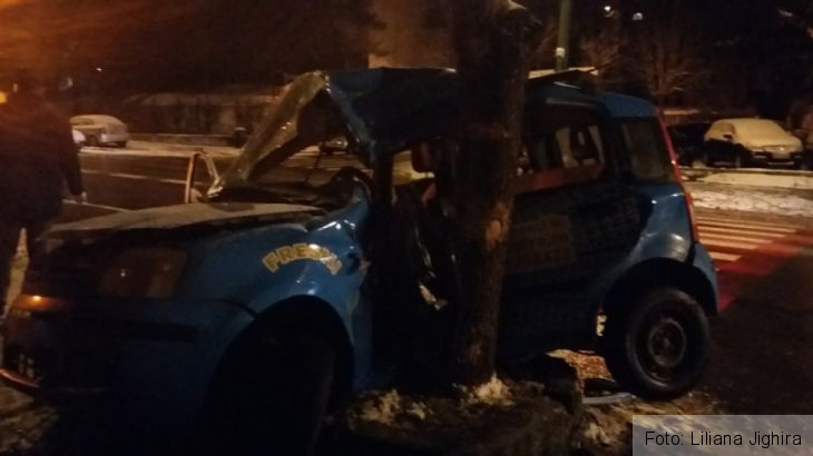 Update BRAȘOV. Mașină de livrare „încolăcită” pe un copac. Starea șoferului (FOTO) 2 masina (6)_286759.jpg