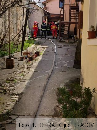 BRAȘOV. Trafic blocat în timpul unei intervenții ISU, în Șchei (FOTO) 3 FB_IMG_1618660696766_287641.jpg