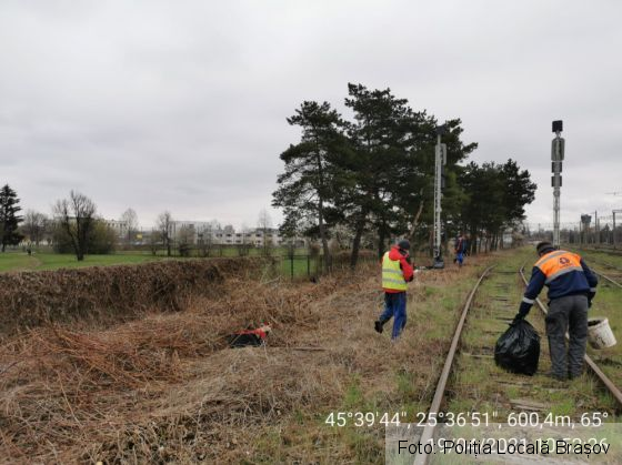 BRAȘOV. Angajații CFR au ieșit la curățenie, la solicitarea polițiștilor locali (FOTO) 2 IMG-20210419-WA0002_287688.jpg