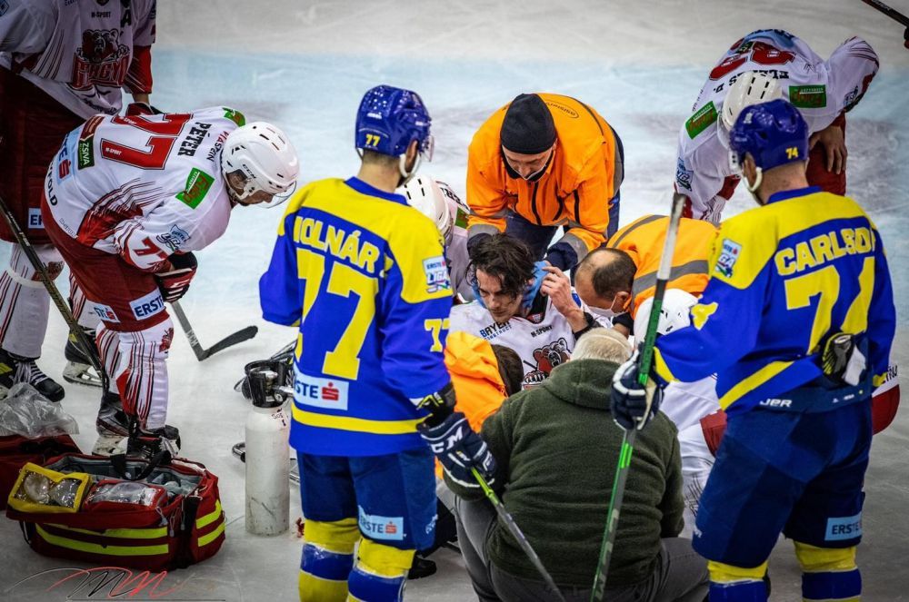 BRAŞOV - SPAIMĂ! Aproape de o tragedie pe gheaţa Patinoarului „Olimpic” / „Lupii”, în faţă în semifinala Ligii Naţionale la hochei pe gheaţă 2 akos.jpg