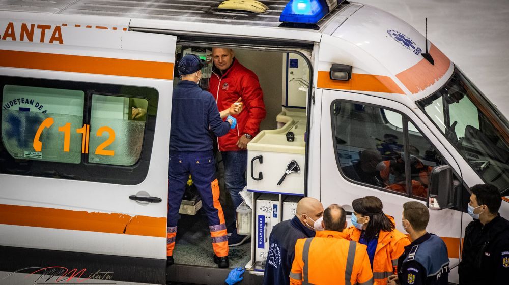 BRAŞOV - SPAIMĂ! Aproape de o tragedie pe gheaţa Patinoarului „Olimpic” / „Lupii”, în faţă în semifinala Ligii Naţionale la hochei pe gheaţă 3 ambulantahochei.jpg
