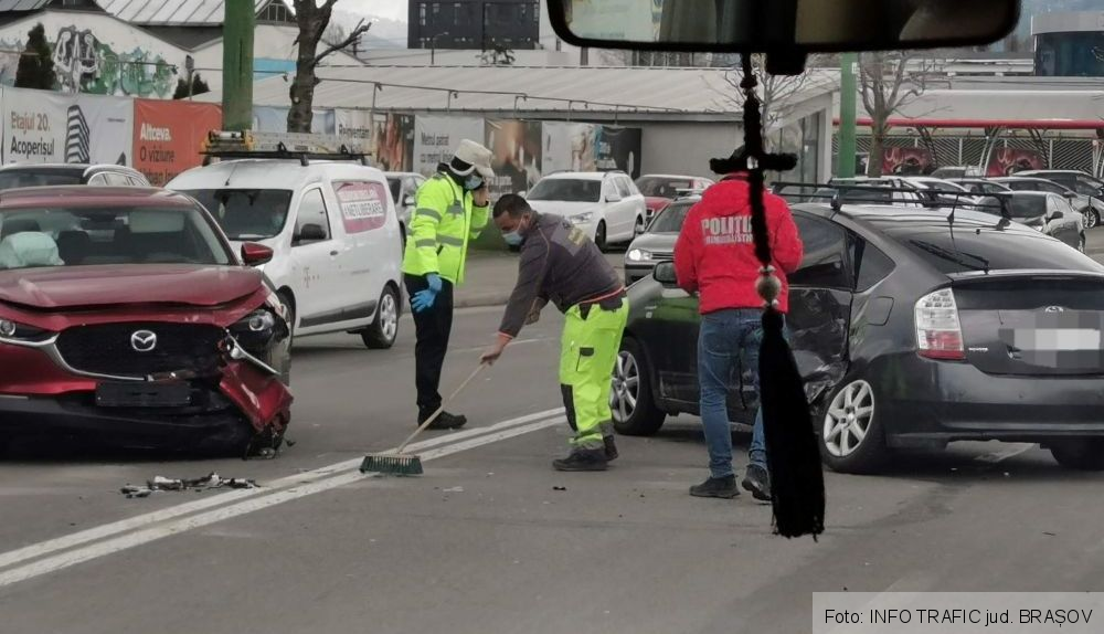 BRAȘOV. Coliziune pe str. Carpaților (FOTO) 2 fb-img-1618572496544.jpg