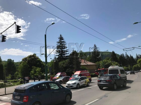BRAȘOV. Coliziune pe str. Carpaților (Galerie FOTO) 3 received_971717790034660_288428.jpeg