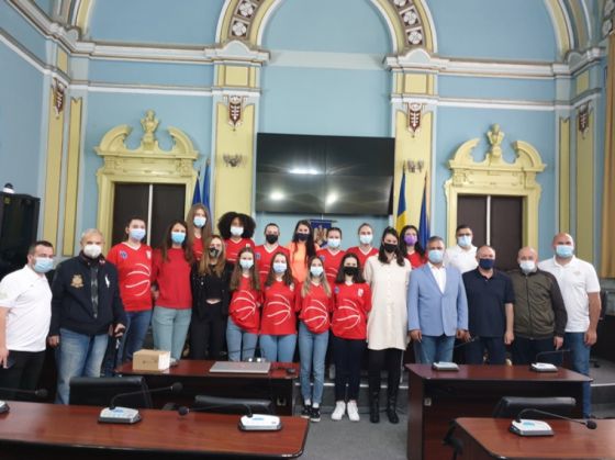 BRAȘOV. Baschetbalistele de la CSU Olimpia, premiate de Consiliul Județean 2 premii-baschet1_288621.jpg