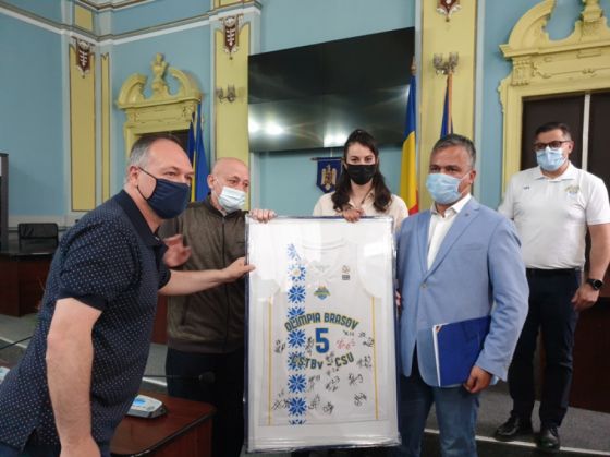 BRAȘOV. Baschetbalistele de la CSU Olimpia, premiate de Consiliul Județean 3 premii-baschet2_288622.jpg