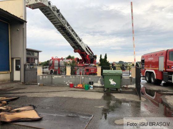 BRAȘOV. Update. Incendiu la un depozit de pe Calea Feldioarei! (Galerie FOTO) 7 IMG-20210707-WA0019_289408.jpg