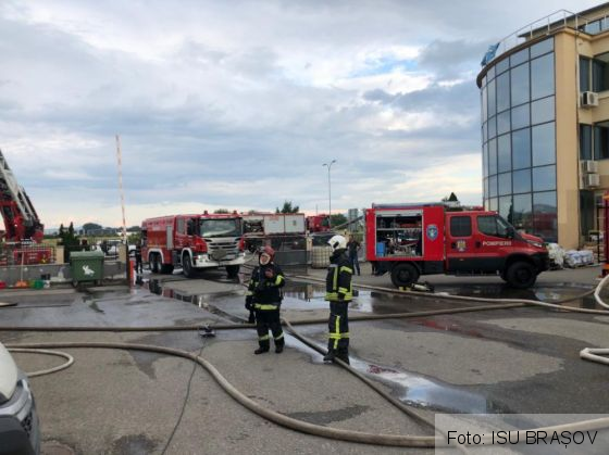 BRAȘOV. Update. Incendiu la un depozit de pe Calea Feldioarei! (Galerie FOTO) 3 IMG-20210707-WA0021_289404.jpg