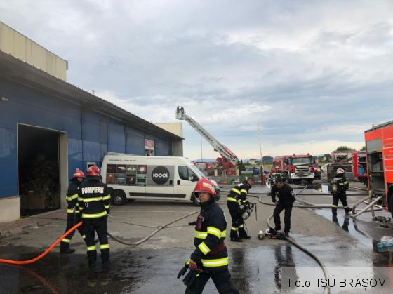 BRAȘOV. Update. Incendiu la un depozit de pe Calea Feldioarei! (Galerie FOTO) 4 IMG-20210707-WA0022_289405.jpg