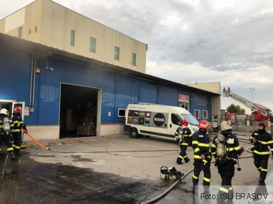 BRAȘOV. Update. Incendiu la un depozit de pe Calea Feldioarei! (Galerie FOTO) 6 IMG-20210707-WA0025_289407.jpg