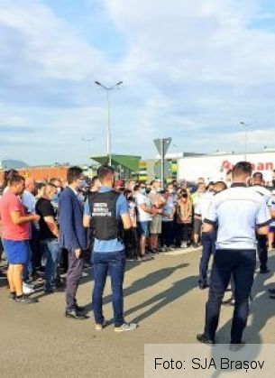 BRAȘOV. Ofițerii DGA, activități preventive cu viitorii șoferi și cu instructorii acestora 2 dga 2_290215.jpg