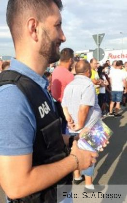 BRAȘOV. Ofițerii DGA, activități preventive cu viitorii șoferi și cu instructorii acestora 3 dga 4_290216.jpg