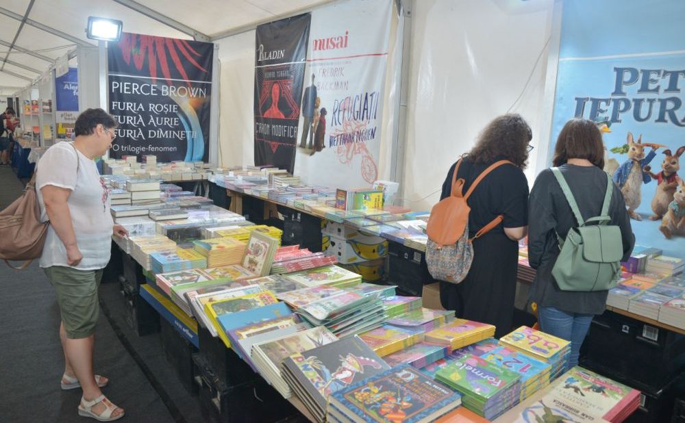 BRAȘOV. Târg în Piața Sfatului 3 targ-carte.jpeg