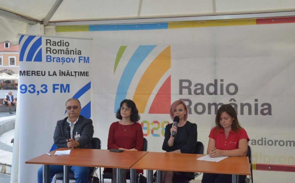 BRAȘOV. Târg în Piața Sfatului 4 targ-carte1.jpeg