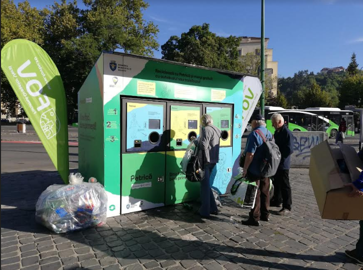 BRAȘOV. E coadă la Petrică! Automatul care reciclează ambalaje în schimbul biletelor de autobuz a colectat 7.242 de recipiente în doar două zile 3 petrica2.png