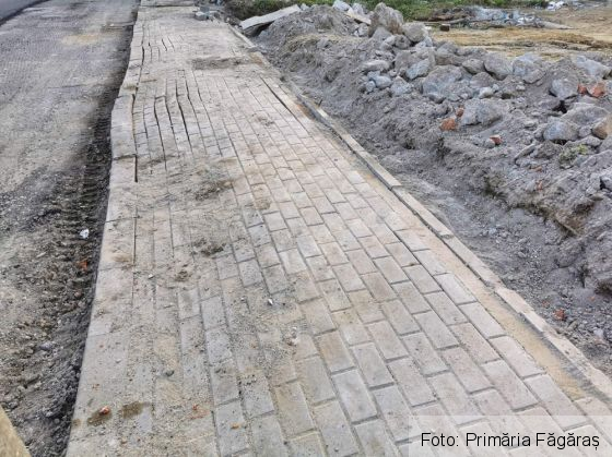 BRAȘOV. Lucrări de asfaltare distruse de un taximetrist, în Făgăraș / Trotuar nou, deteriorat grav de...(Vezi galerie FOTO) 3 FB_IMG_1633259004478_291699.jpg