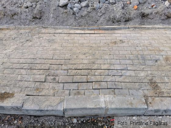 BRAȘOV. Lucrări de asfaltare distruse de un taximetrist, în Făgăraș / Trotuar nou, deteriorat grav de...(Vezi galerie FOTO) 4 FB_IMG_1633259007224_291700.jpg