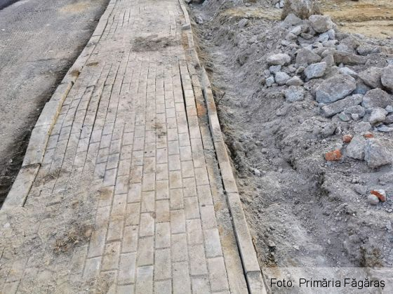 BRAȘOV. Lucrări de asfaltare distruse de un taximetrist, în Făgăraș / Trotuar nou, deteriorat grav de...(Vezi galerie FOTO) 5 FB_IMG_1633259010087_291701.jpg