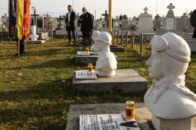 BRAȘOV. „Simbolurile neamului românesc”, sfințite, dar tot ascunse publicului larg 5 monument5_292553.jpg