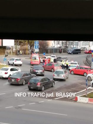 BRAȘOV. Accident în sensul giratoriu de lângă Spitalul Județean 2 FB_IMG_1641546566294_293795.jpg