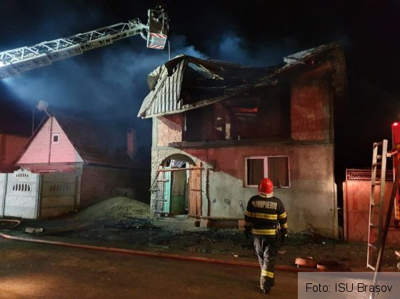 BRAȘOV. Case în flăcări, la Perșani (Galerie FOTO) 4 IMG-20220113-WA0029_293929.jpg