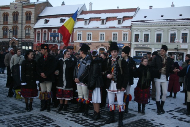 Brașovenii au... încins Hora Unirii și pe ger 17 article_245847_4.jpg